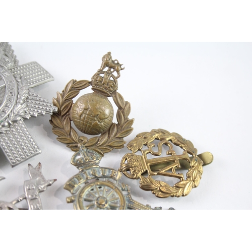 2320 - Ten military cap badges