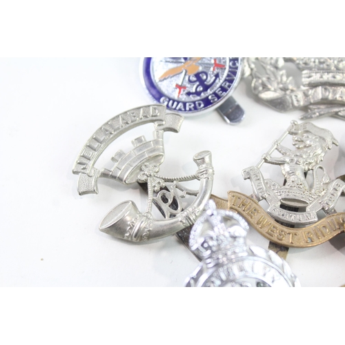 2321 - Ten military cap badges