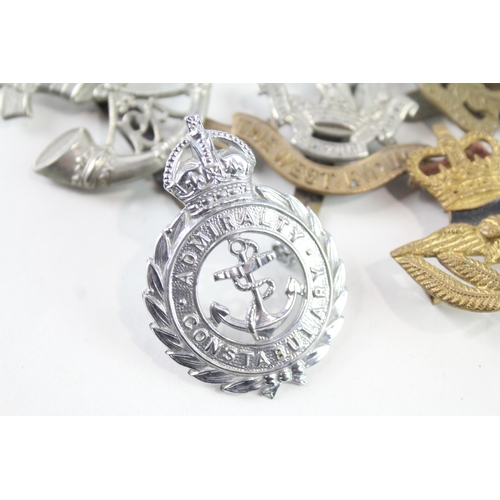 2321 - Ten military cap badges