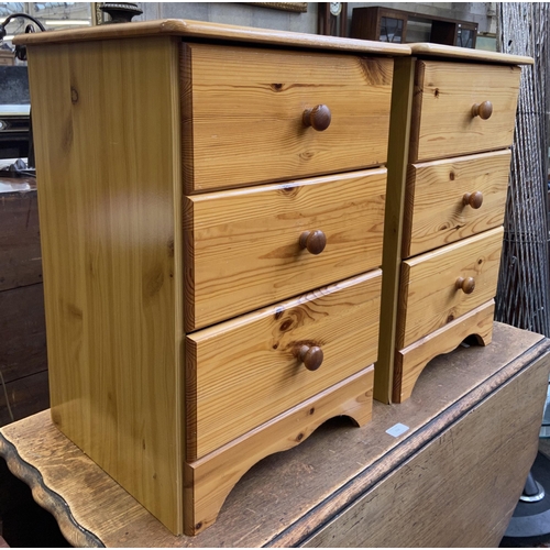 112 - A pair of pine bedside chests of drawers - approx. 61cm high x 44cm wide x 38cm deep