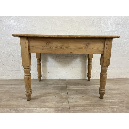 131 - A Victorian pine farmhouse kitchen table - approx. 70.5cm high x 70cm wide x 105cm long