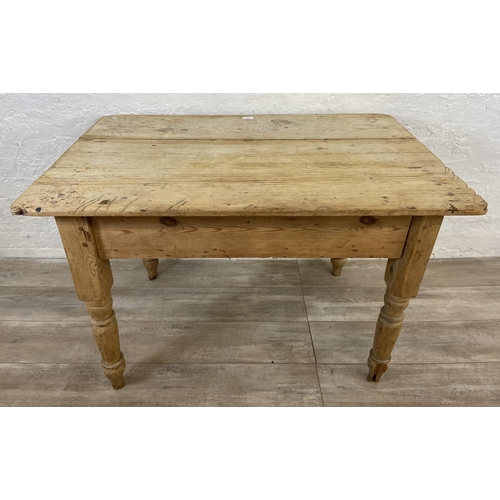 131 - A Victorian pine farmhouse kitchen table - approx. 70.5cm high x 70cm wide x 105cm long