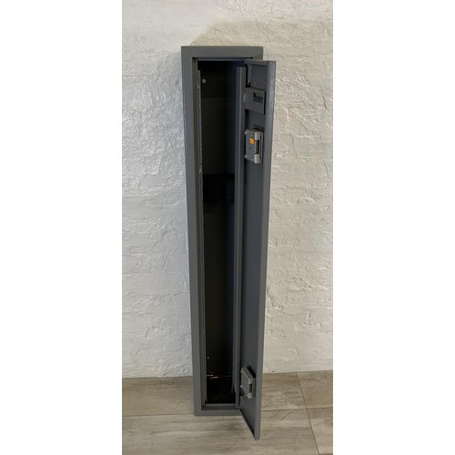 54 - A grey metal gun cabinet - approx. 131cm high x 21.5cm wide x 20cm deep