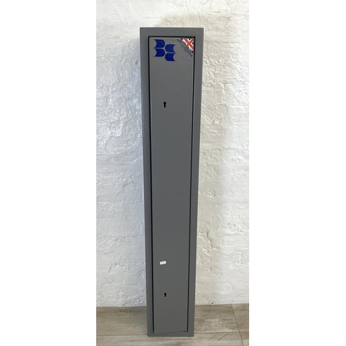 54 - A grey metal gun cabinet - approx. 131cm high x 21.5cm wide x 20cm deep