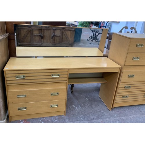 152 - A mid 20th century oak two piece bedroom suite comprising chest of drawers - approx. 107cm high x 69... 