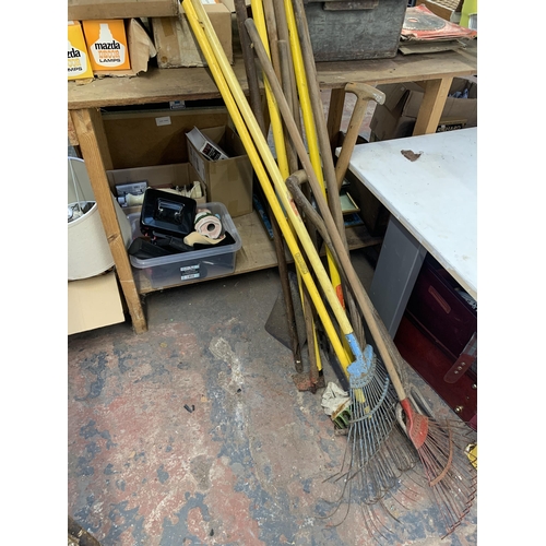 1060 - A collection of items to include vintage wood and metal stepladder, rakes, shovel etc.