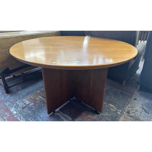 92 - A modern cherry wood veneered circular office meeting table - approx. 72cm high x 119cm diameter