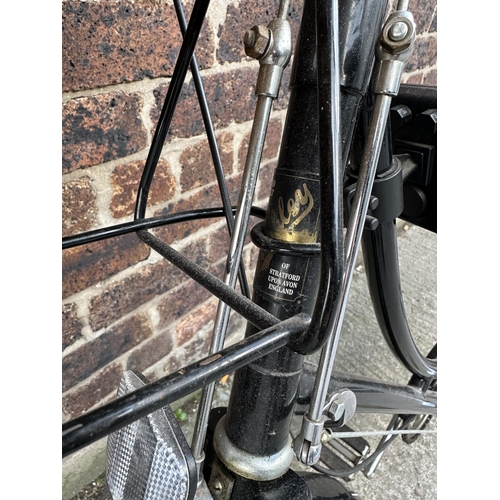 1014 - A vintage Pashley lady's town bike with Lepper sprung saddle and front mounted wicker basket