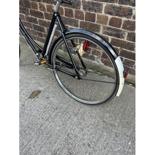 1014 - A vintage Pashley lady's town bike with Lepper sprung saddle and front mounted wicker basket