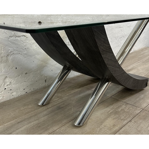 6 - A contemporary bevelled glass coffee table on chrome plated and black wood effect base - approx. 45c... 