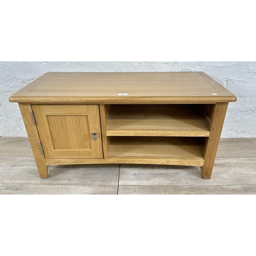 72 - A modern oak TV stand - approx. 45cm high x 91cm wide x 39cm deep