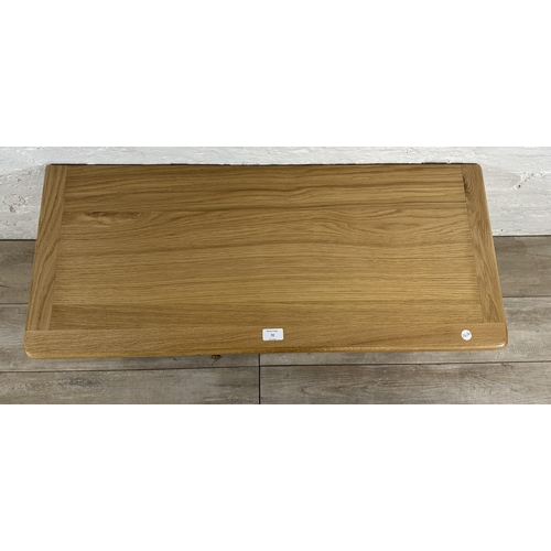 72 - A modern oak TV stand - approx. 45cm high x 91cm wide x 39cm deep