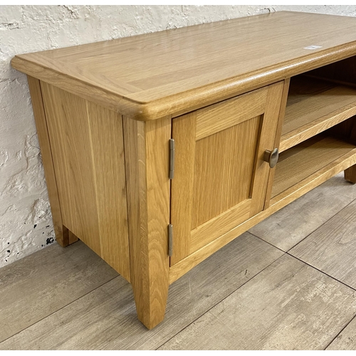 72 - A modern oak TV stand - approx. 45cm high x 91cm wide x 39cm deep