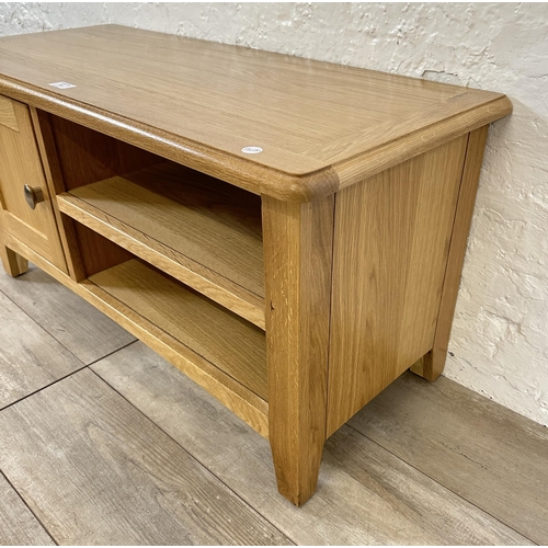 72 - A modern oak TV stand - approx. 45cm high x 91cm wide x 39cm deep