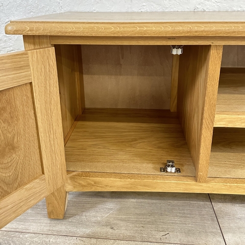 72 - A modern oak TV stand - approx. 45cm high x 91cm wide x 39cm deep