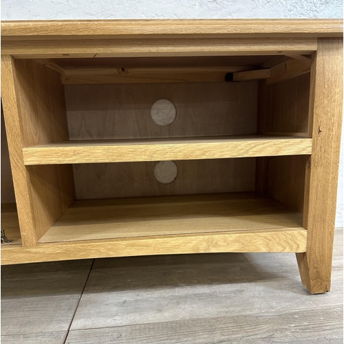 72 - A modern oak TV stand - approx. 45cm high x 91cm wide x 39cm deep