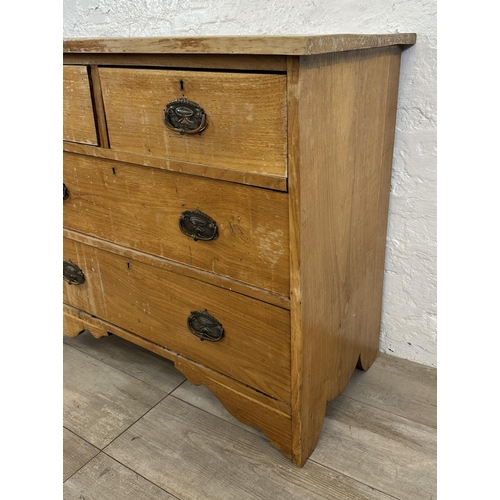 120 - A late Victorian oak chest of drawers - approx. 80cm high x 91cm wide x 45cm deep