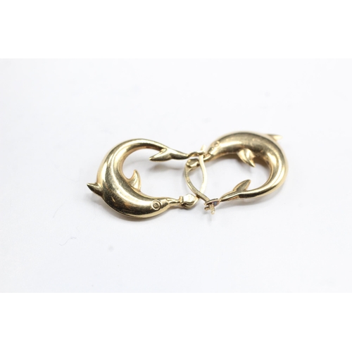 2021 - A pair of 9ct gold dolphin design hoop earrings - approx. gross weight 1.3g