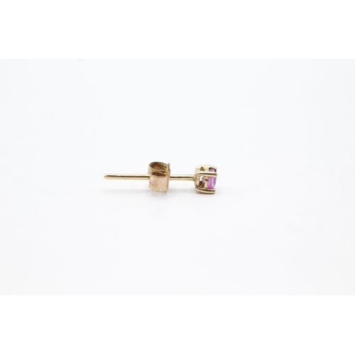 2027 - A pair of 9ct gold pink sapphire stud earrings - approx. gross weight 0.4g