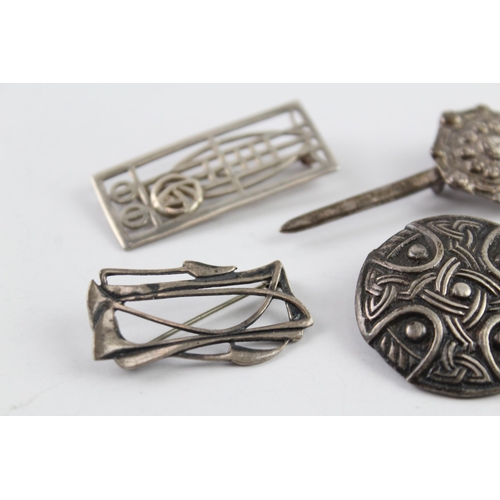 2035 - Five Scottish sterling silver brooches to include Carrick etc. - approx. gross weight 41g