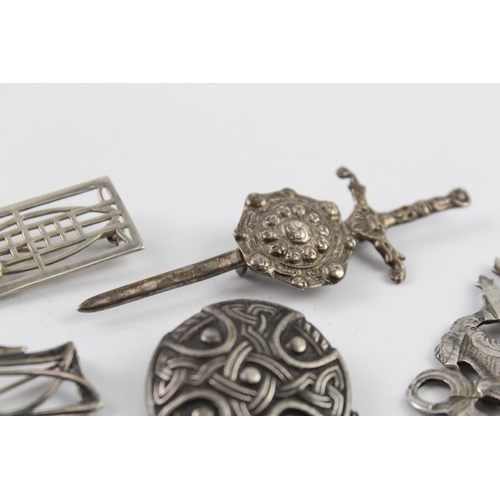 2035 - Five Scottish sterling silver brooches to include Carrick etc. - approx. gross weight 41g