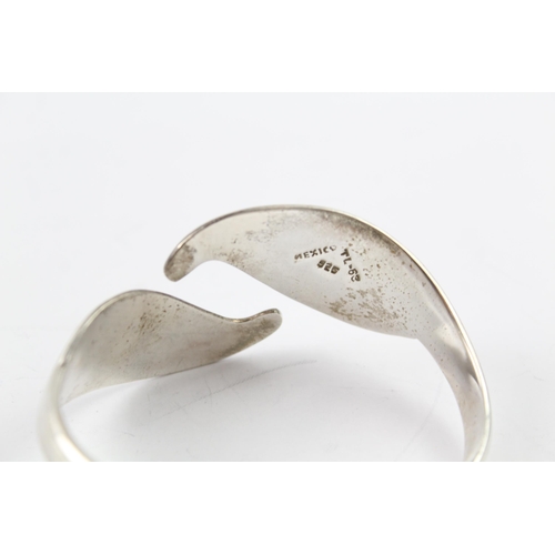 2047 - A Taxco Mexico sterling silver foliate design hinged bangle - approx. gross weight 58g