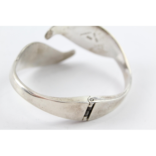 2047 - A Taxco Mexico sterling silver foliate design hinged bangle - approx. gross weight 58g