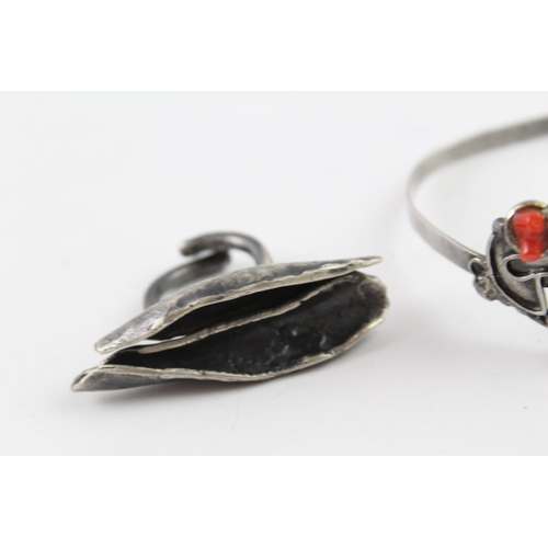 2062 - Three pieces of Modernist sterling silver jewellery to include coral bangle etc. - approx. gross wei... 