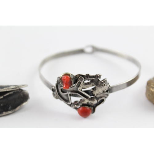 2062 - Three pieces of Modernist sterling silver jewellery to include coral bangle etc. - approx. gross wei... 