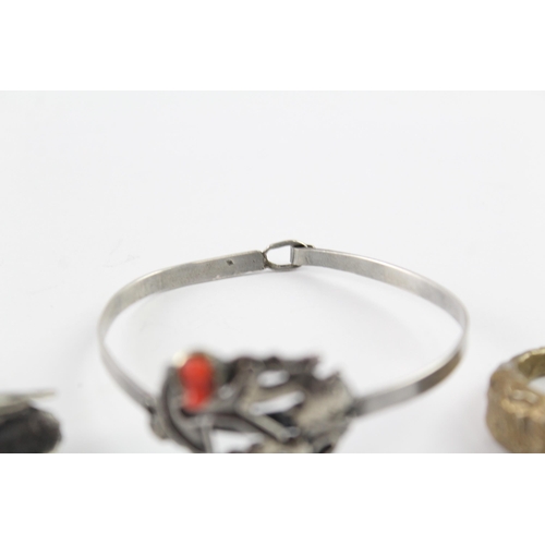 2062 - Three pieces of Modernist sterling silver jewellery to include coral bangle etc. - approx. gross wei... 