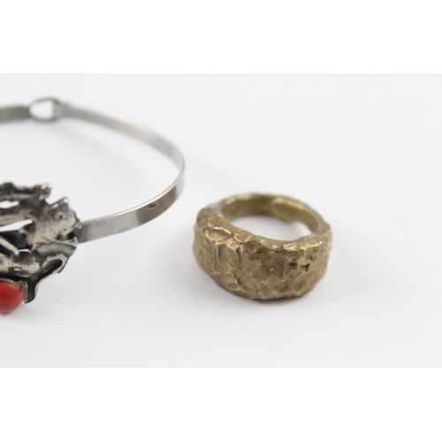 2062 - Three pieces of Modernist sterling silver jewellery to include coral bangle etc. - approx. gross wei... 