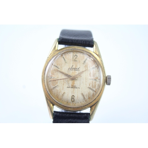 2109 - An Accurist gold tone hand wind men's wristwatch