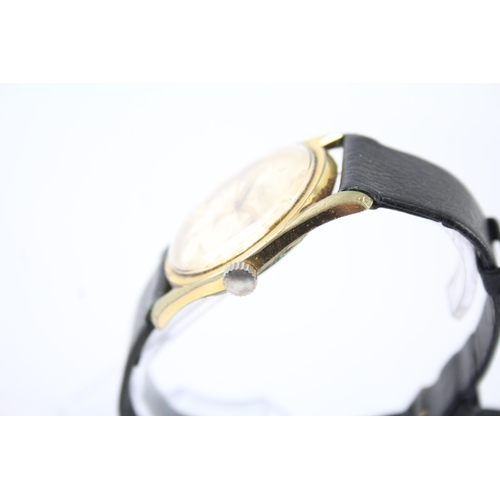 2109 - An Accurist gold tone hand wind men's wristwatch