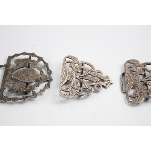 2186 - Three sterling silver belt buckles - approx. gross weight 47g