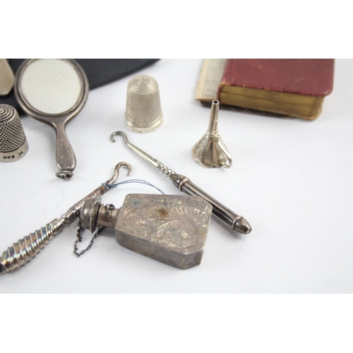 2196 - Nine sterling silver items to include mirror necklace pendant, button hooks etc. - approx. gross wei... 