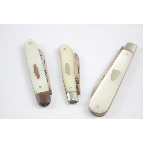 2199 - Three sterling silver knives with mother of pearl handles - approx. gross weight 47g