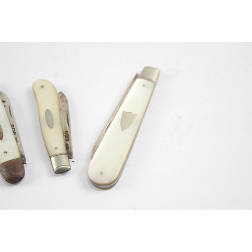 2199 - Three sterling silver knives with mother of pearl handles - approx. gross weight 47g