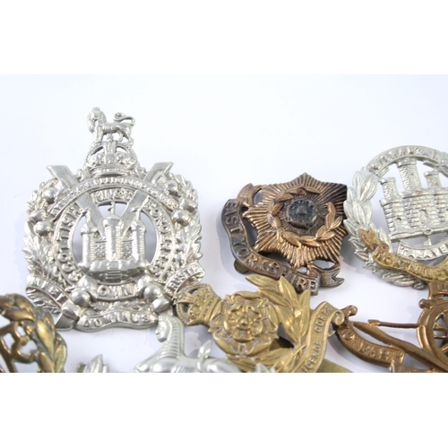 2239 - Ten military cap badges