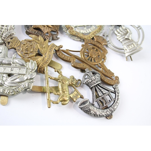 2239 - Ten military cap badges