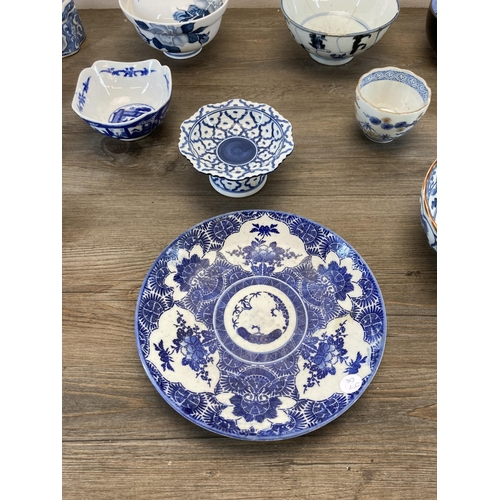 331 - A collection of Chinese blue and white ceramics