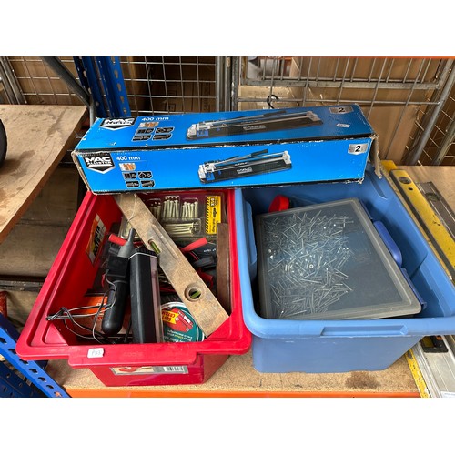 1028 - A collection of items to include Stabila spirit levels, Mac Allister 400mm tile cutter, Focus black ... 