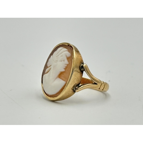 2075 - A 9ct gold carved shell cameo ring, size M½ - approx. gross weight 2.9g