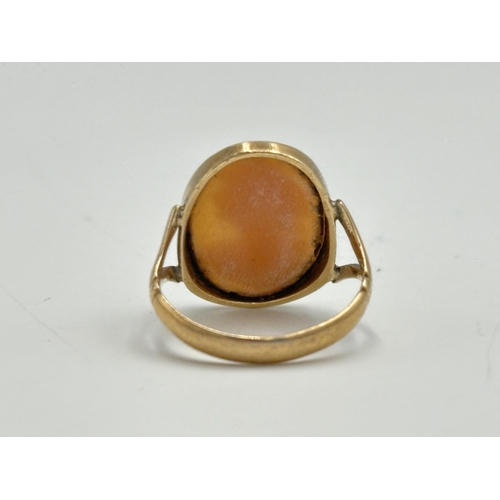 2075 - A 9ct gold carved shell cameo ring, size M½ - approx. gross weight 2.9g