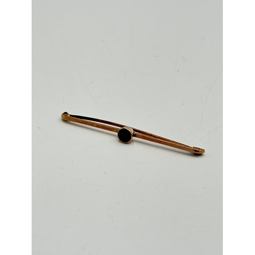 2080 - A 9ct rose gold sapphire set brooch - approx. gross weight 1.5g