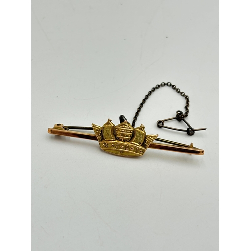 2081 - A hallmarked 9ct gold crown set brooch with base metal pin and safety chain - approx. gross weight 5... 