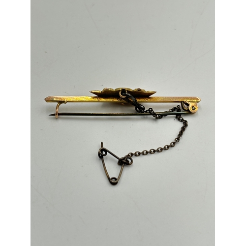 2081 - A hallmarked 9ct gold crown set brooch with base metal pin and safety chain - approx. gross weight 5... 