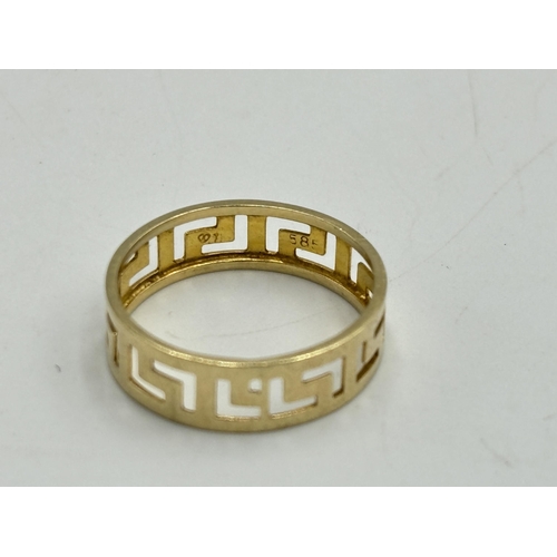 2085 - A 14ct gold Greek key band ring, size M - approx. gross weight 1.5g