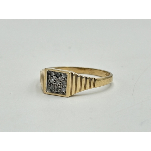 2085B - A hallmarked London 9ct gold CZ dress ring with textured shoulders - approx. gross weight 2.1g