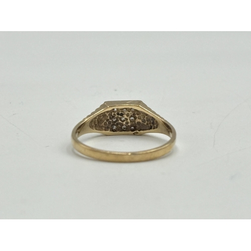 2085B - A hallmarked London 9ct gold CZ dress ring with textured shoulders - approx. gross weight 2.1g