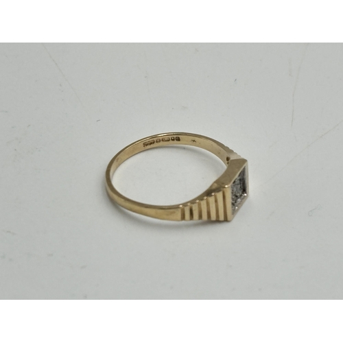 2085B - A hallmarked London 9ct gold CZ dress ring with textured shoulders - approx. gross weight 2.1g